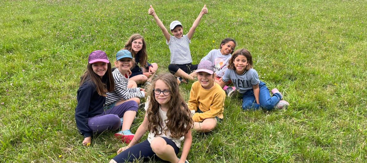 groupe d'enfants en colonie nature et découvertes