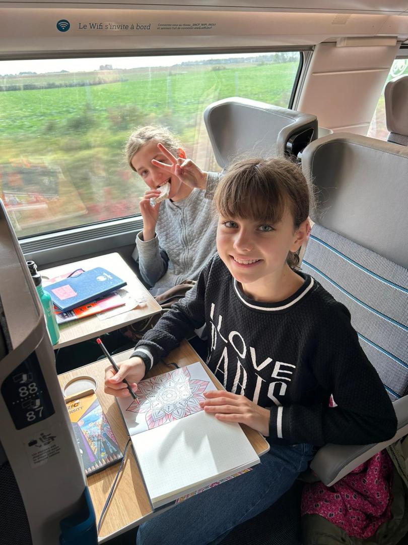 enfants qui partent en colonie en train