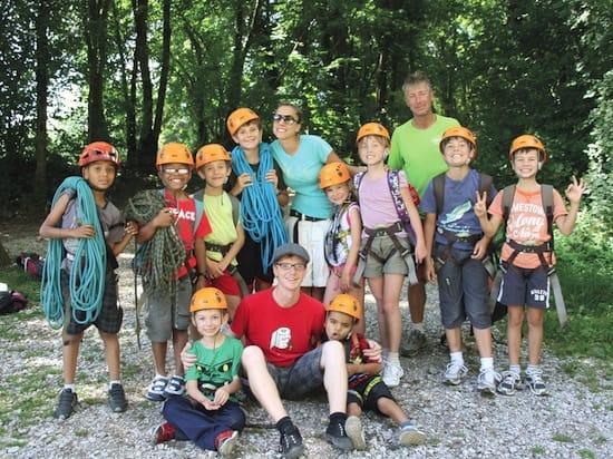 groupe d'élèves qui font de l'escalade