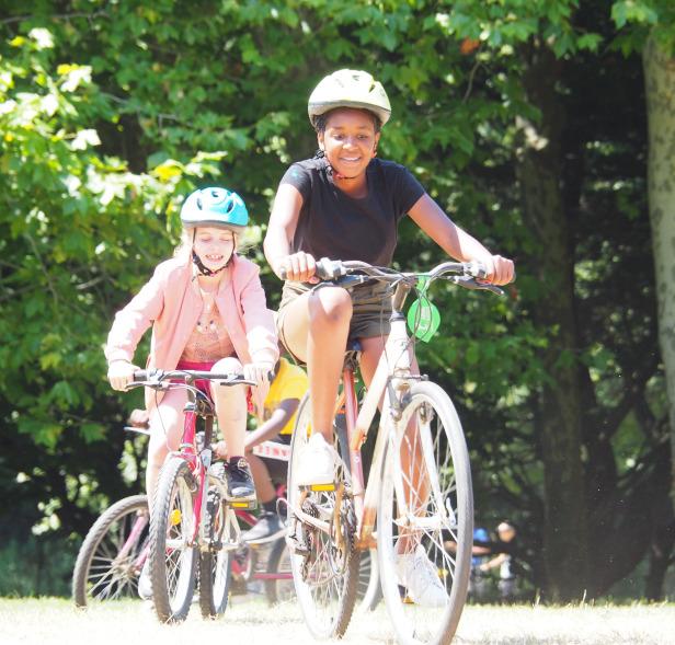 élèves qui font du vélo