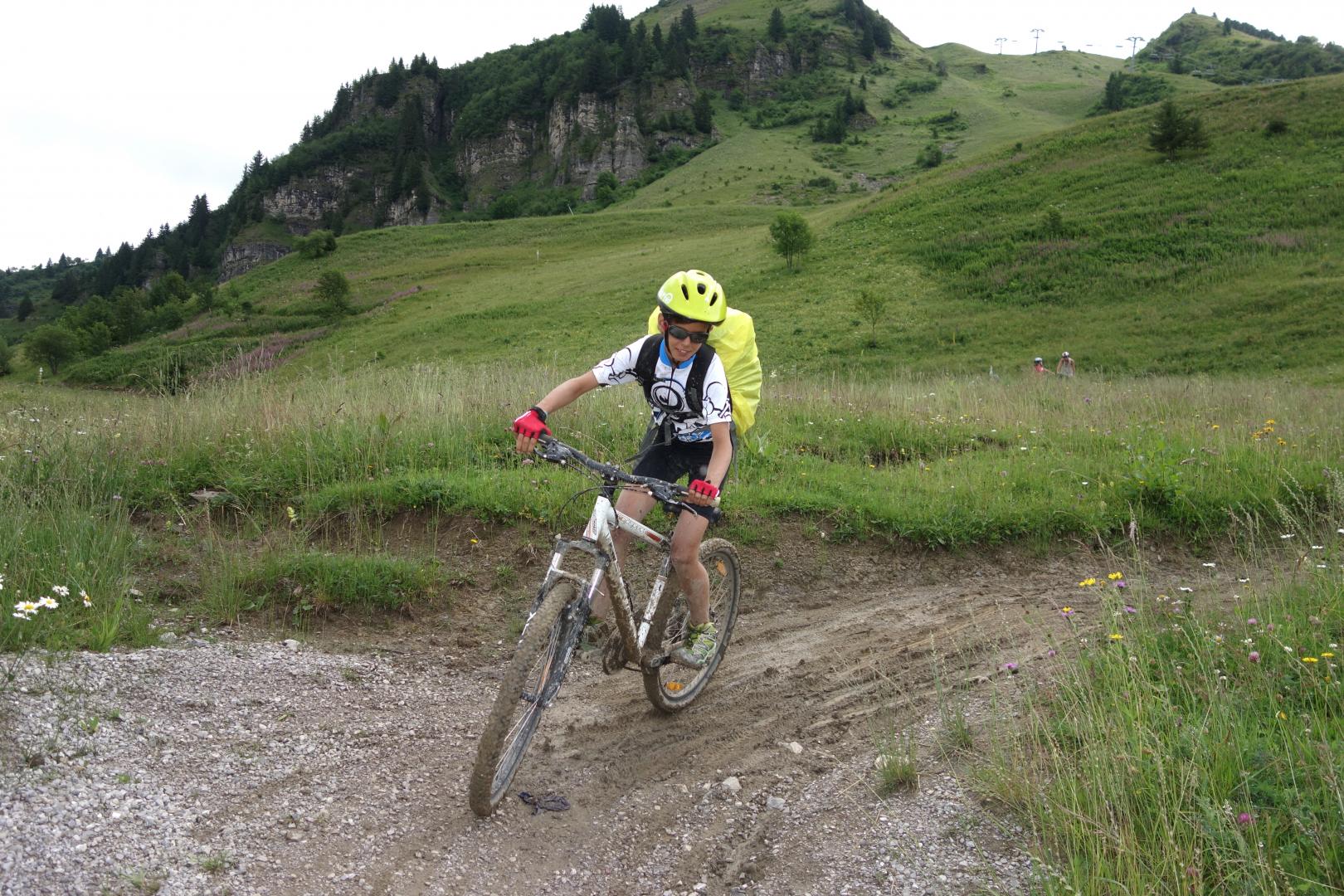 ado qui fait du vtt en montagne