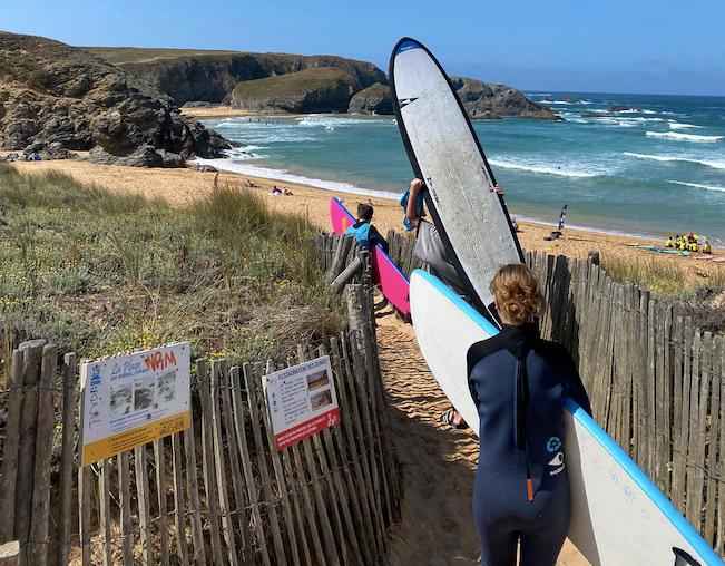 jeunes qui vont au surf 