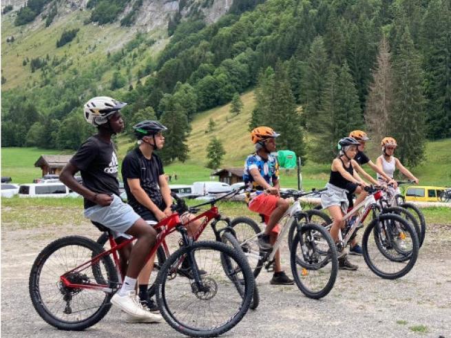 jeunes pendant une séance de VTT