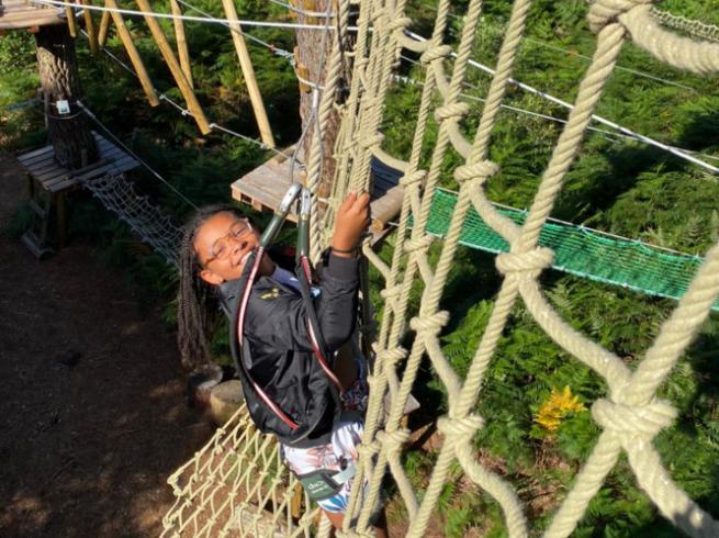 enfant sur parcours accrobranche