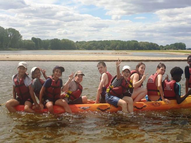 enfants qui font du canoé-kayak en été