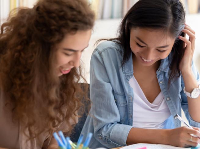 jeunes filles pendant le stage de révisions