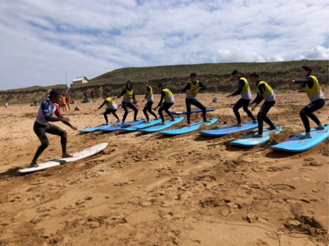 leçon de surf sur la plage