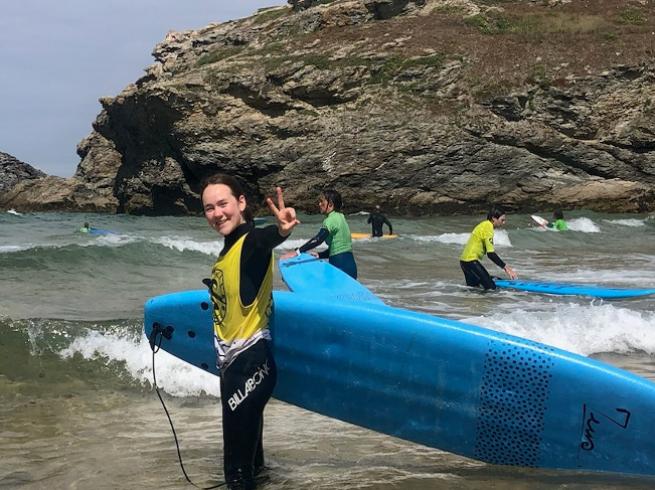 jeune qui fait du surf 