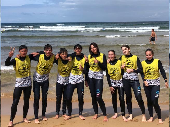 groupe de jeunes sur la plage 