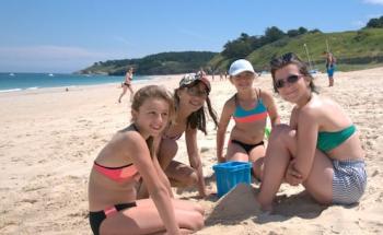 Groupe de filles qui jouent sur la plage au bord de la mer