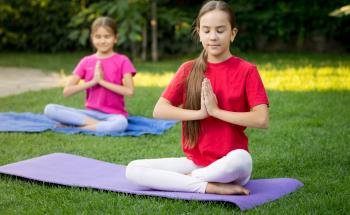 enfants qui font du yoga