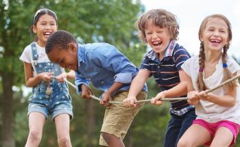 enfants qui jouent au tir à la corde