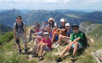 groupe de jeunes en randonnée en colonie de printemps