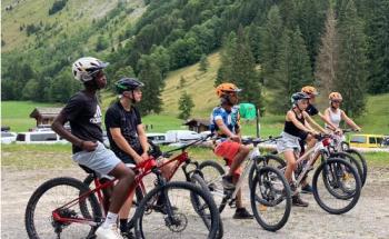 jeunes pendant une séance de VTT