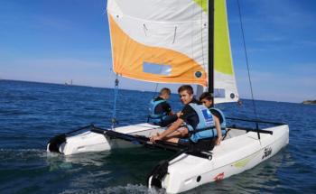 jeunes qui découvrent le catamaran