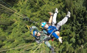 jeune entrain de faire son baptême de parapente