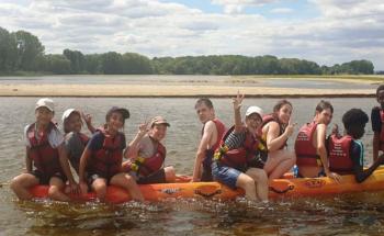 enfants qui font du canoé-kayak en été