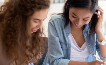 jeunes filles pendant le stage de révisions